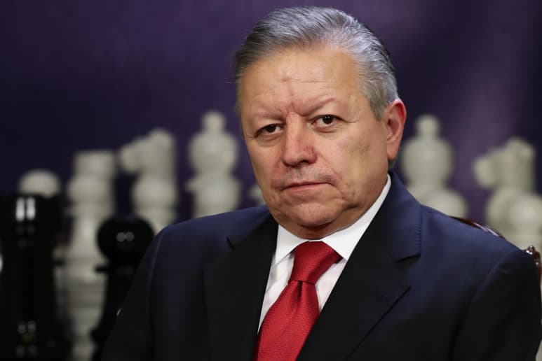 El ministro presidente Arturo Zaldívar Lelo de Larrea defiende convencido su posición de no pronunciarse sobre el transitorio aprobado en el Congreso de la Unión que amplía su presidencia al frente de la Suprema Corte de Justicia de la Nación (SCJN), porque, haberlo hecho como muchos actores se lo han pedido o exigido, hubiera resultado una verdadera intromisión. (ARCHIVO)