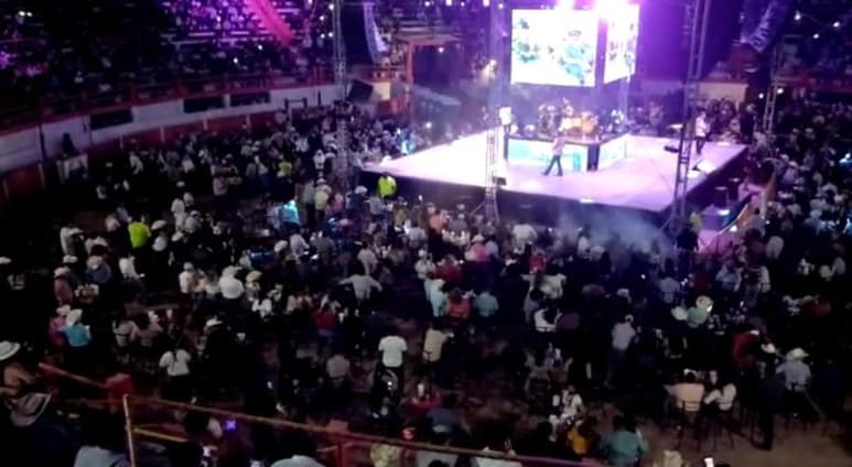 Tras un año y mes sin conciertos masivos en Coahuila, ayer se llevó a cabo la presentación de Los Dos Carnales en San Buenaventura. (Especial)