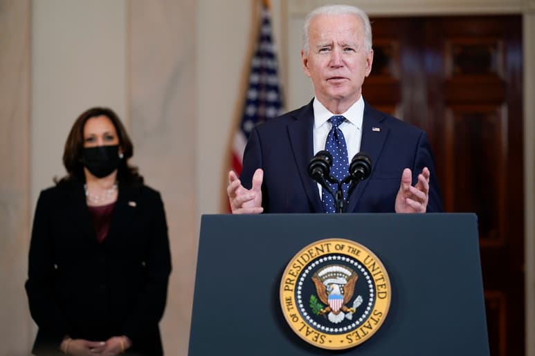 El ministro de Exteriores de Turquía, Mevlüt Çavusoglu, condenó de inmediato la decisión de Biden (d). (AP) 