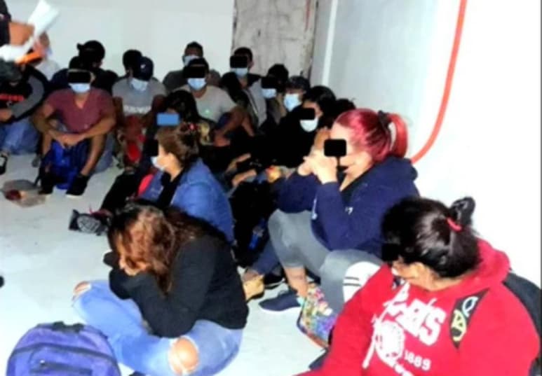 Los migrantes que se encontraban en el lugar no habían recibido alimentos ni agua durante tres días. (CORTESÍA)