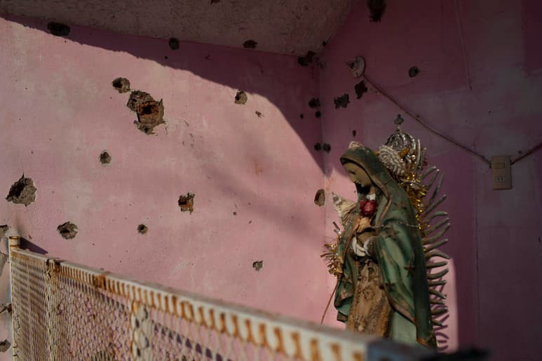 Pobladores alertaron que tras el retiro del Nuncio Apostólico, Franco Coppola, la carretera Apatzingán-Aguililla fue bloqueada por integrantes del crimen organizado para impedir el paso a vehículos. Tan sólo unas horas después de la visita. (ARCHIVO)