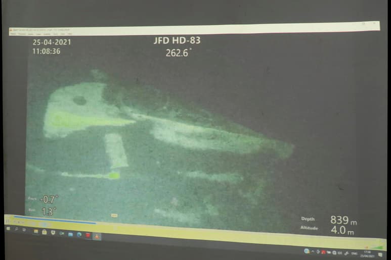 Indonesia dio este domingo por muertos a los 53 tripulantes del submarino desaparecido en la madrugada del miércoles en aguas al norte de Bali después de encontrar el sumergible partido en tres partes a una profundidad de más de 800 metros. (EFE) 
