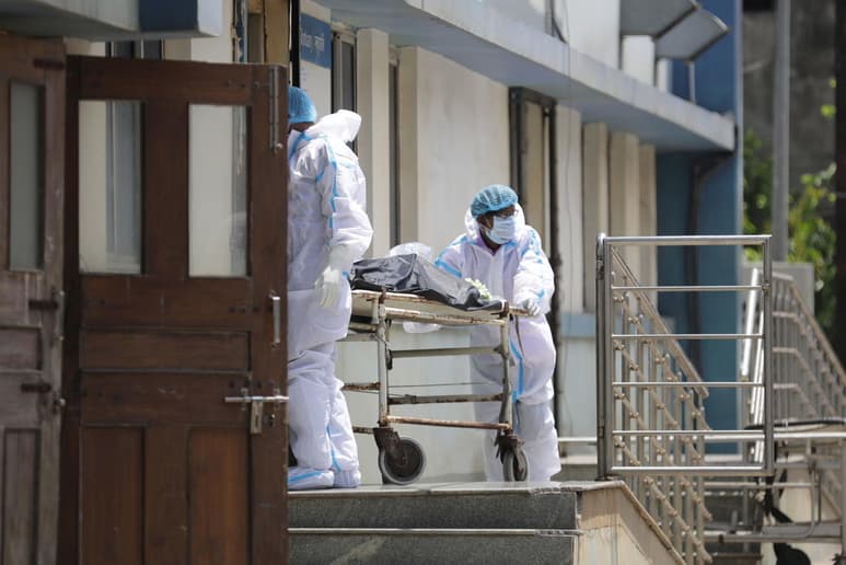 Estados Unidos anunció este domingo el envío 'inmediato' de nuevos recursos médicos y materias primas para fabricar vacunas a la India para hacer frente de forma 'urgente' a la grave crisis clínica que atraviesa el país. (EFE)