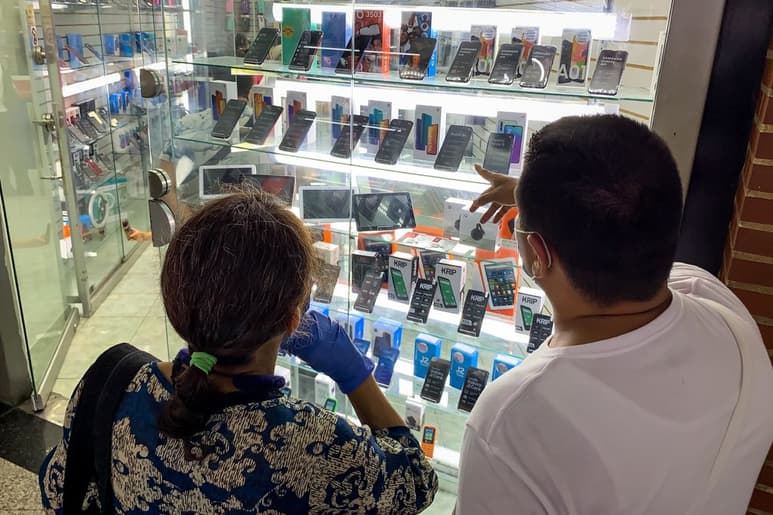Los Operadores Móviles Virtuales rentan la red y servicios de compañías tradicionales como Telcel, Movistar o empresas mayoristas como Altán Redes para ofrecer servicios de telefonía celular a los usuarios finales. (EFE)
