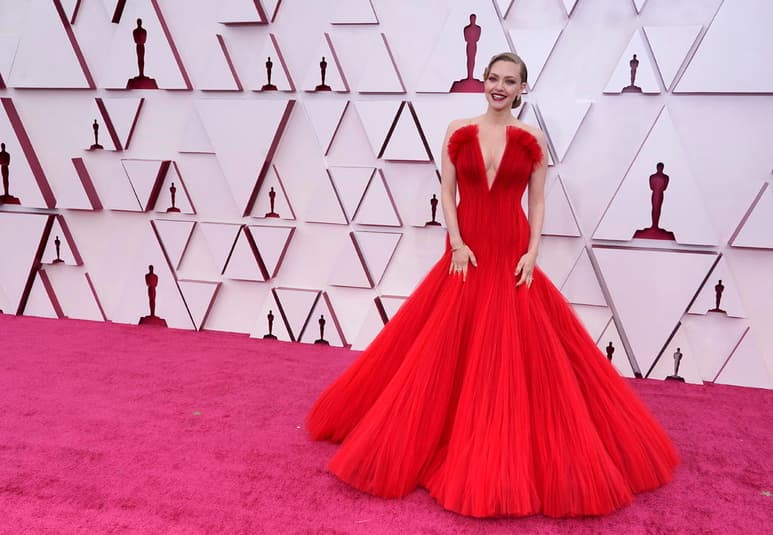 Destaca. Amanda Seyfried sobresalió gracias a su arriesgada propuesta en un dominante color rojo intenso.