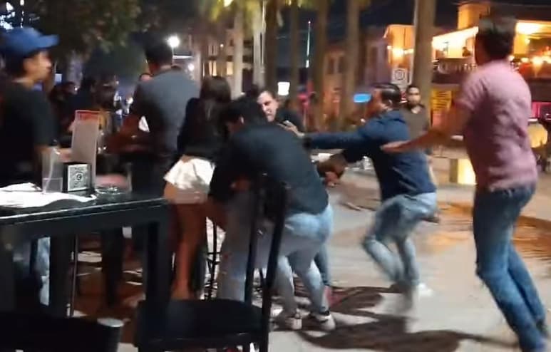 Las imágenes de la pelea que se dio sobre el Paseo Morelos de Torreón, no tardaron en viralizarse a otra vez de Facebook (CAPTURA)