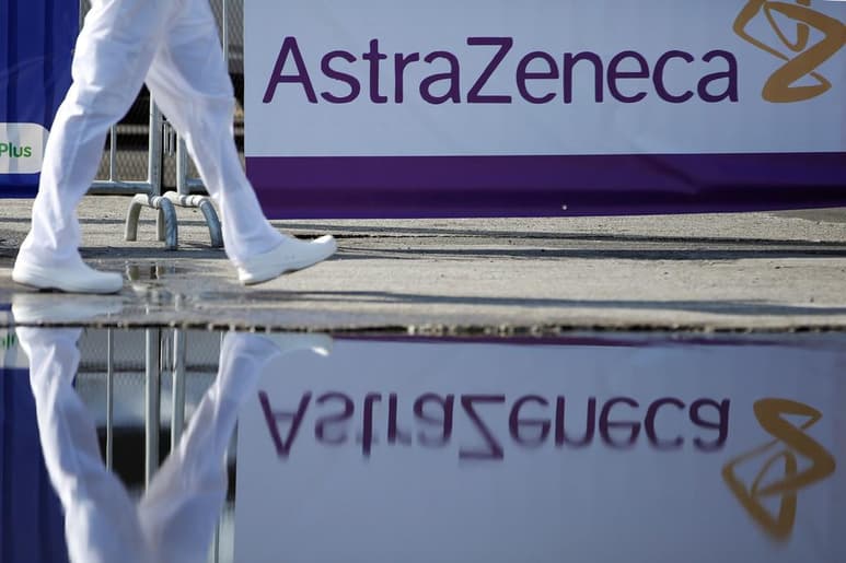 La Comisión Europea (CE) resolverá en los tribunales su deteriorada relación con la farmacéutica anglosueca AstraZeneca, que sólo entregará en el primer semestre del año un tercio de las dosis firmadas con la Unión Europea (UE). (ARCHIVO)