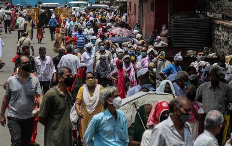La India superó este lunes los 17 millones de casos y las 195,000 muertes, convertida en el epicentro global de la enfermedad tras cinco días rompiendo récords de contagios, algo que ha empujado a varios países a vetar los vuelos desde la India ante el temor a la propagación de nuevas variantes. (EFE)