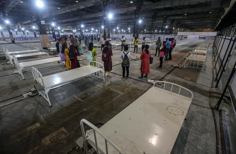La pandemia de COVID-19 en la India, donde se están registrando cifras récord de más de 350,000 casos diarios (más de un tercio del total global) es 'desgarradora', señaló hoy el máximo responsable de la Organización Mundial de la Salud (OMS), que ha movilizado ayuda para asistir a ese país. (EFE)