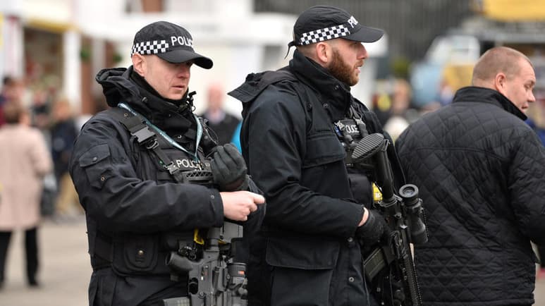 Dos personas han resultado heridas en un suceso en el que se escucharon disparos de armas de fuego cerca de un instituto de formación profesional en la localidad de Crawley, en el sureste de Inglaterra, informó este lunes la policía del condado de West Sussex. (ESPECIAL)