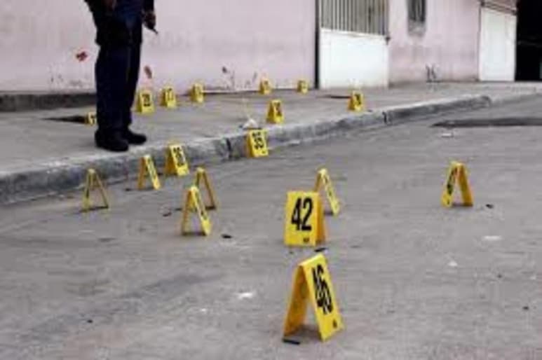 Un nuevo enfrentamiento armado entre comunidades de la Sierra Sur de Oaxaca dejó un saldo de otras tres personas asesinadas y una más con heridas de bala, de acuerdo con fuentes de seguridad, lo anterior a poco más de 48 horas de un primer choque armado en la misma zona que dejó un saldo de siete muertos y tres heridos, por lo que entre el viernes y este lunes suman 10 víctimas mortales en esta región. (ARCHIVO)