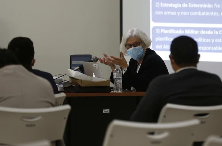 La perito estadounidense Terry Karl reveló este lunes en El Salvador que un asesor militar de EUA presenció la masacre de unos 1,000 civiles desarmados a manos el Ejército salvadoreño en 1981, en la remota localidad de El Mozote. (EFE)