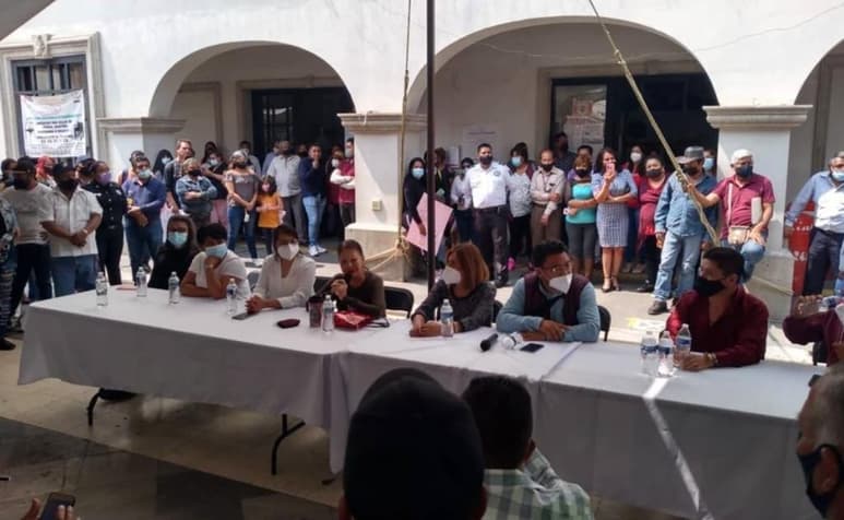 La alcaldesa morenista con licencia de Los Reyes La Paz, Olga Medina Serrano, advirtió que si algo le pasa en los próximos días responsabiliza al líder de 'Los Puros', Daniel Serrano Palacios, quien es representante de Morena ante el Instituto Electoral del Estado de México, quien le habría exigido 2 millones de pesos, así como direcciones del ayuntamiento, para que le otorgara la candidatura a la presidencia municipal para buscar la reelección en los comicios del 6 de junio. (ESPECIAL)