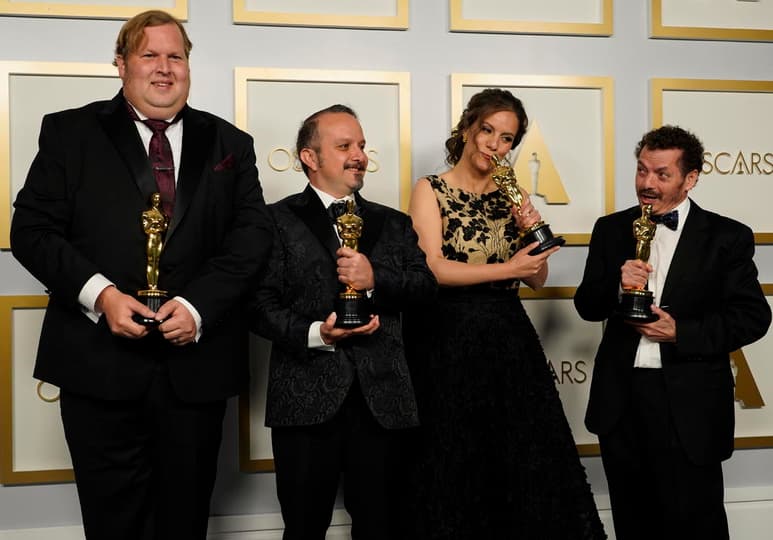 Premiados. El estadounidense Phillip Bladh junto a los mexicanos Carlos Cortés, Michelle Couttolenc y Jaime Baksht tras recibir el Oscar a Mejor Sonido por su trabajo en Sound of metal (2020).