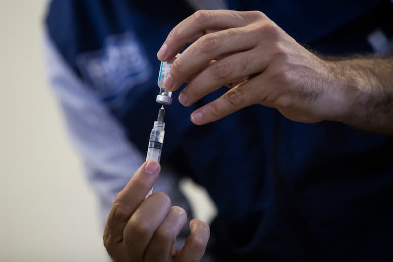 De momento, esperan liberar los primeros 10 millones de dosis en las próximas semanas. (ARCHIVO)