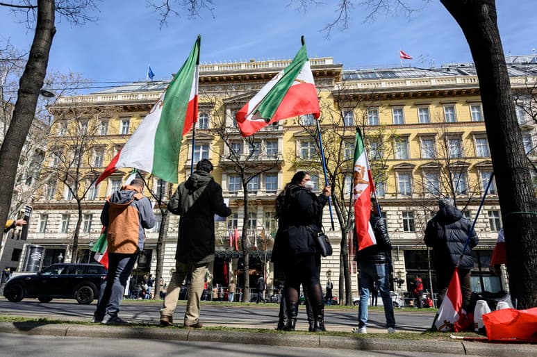 Los países del acuerdo nuclear con Irán decidieron este martes en Viena acelerar el proceso negociador para salvar el pacto, que está en peligro de fracasar tras el abandono de EUA y los sucesivos incumplimientos por parte iraní. (ARCHIVO)