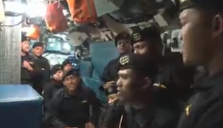 Antes de desaparecer el submarino en el que viajaban los 53 marinos fallecidos, estos cantaron una emotiva canción en un video que se ha viralizado en redes sociales (CAPTURA)