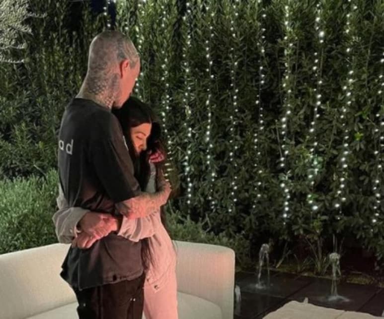 Este martes el nombre de Tavis Barker se convirtió en tendencia de las redes sociales por la manera en la que él y Kourtney Kardashian presumen su amor en redes sociales. (Especial)