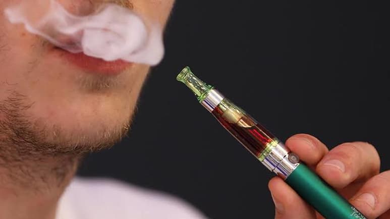 Actualmente existen más de 460 marcas diferentes de cigarrillos electrónicos en el mercado y su uso se ha incrementado en los últimos años principalmente entre los adolescentes y los adultos jóvenes. (ARCHIVO)