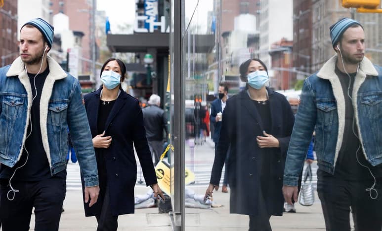Los Centros para el Control y la Prevención de Enfermedades de Estados Unidos (CDC) mitigaron el martes sus normas sobre el uso de cubrebocas fuera de espacios cerrados, señalando que la gente plenamente vacunada no necesita cubrirse la cara a menos que se encuentre en medio de grandes aglomeraciones. (ARCHIVO)