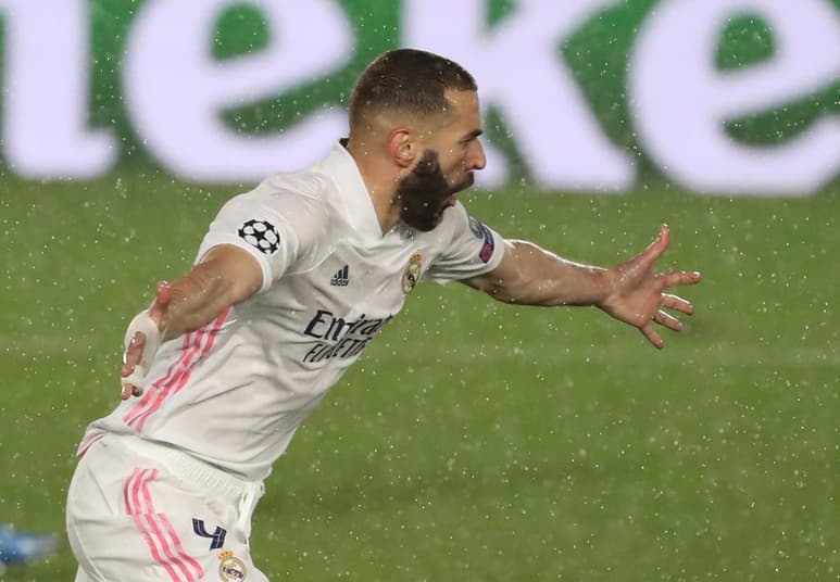 El francés Karim Benzema sigue estableciendo récords goleadores y este martes, con su tanto ante el Chelsea (1-1), igualó a Raúl González Blanco como el cuarto máximo anotador de la historia de la Liga de Campeones con un total de 71 dianas. (EFE)