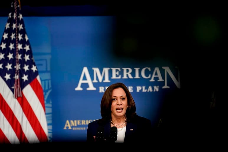 El Gobierno del presidente de EUA, Joe Biden, ordenó este martes frenar los arrestos de indocumentados tanto dentro como en las inmediaciones de los juzgados, una práctica por la que han sido detenidas personas por asuntos migratorios cuando acudían o estaban en los tribunales por otro motivo. (EFE)