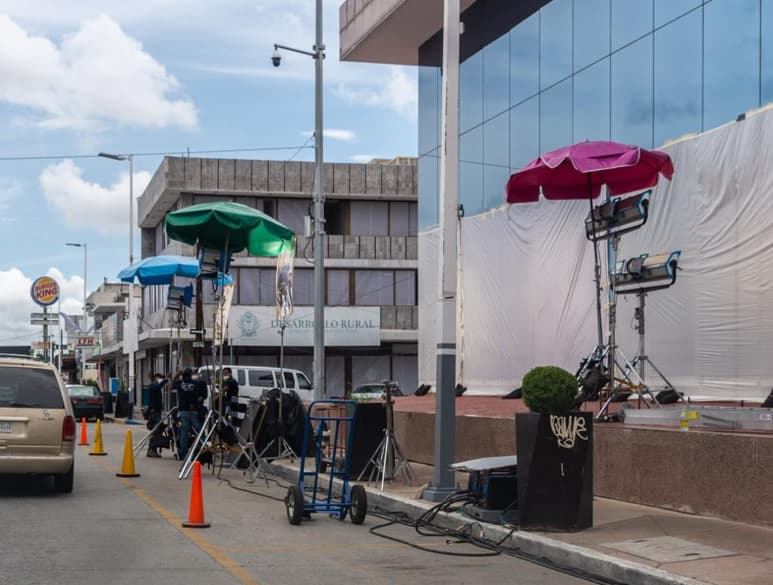 Cineastas y productores de cine mexicano, así como representantes de festivales fílmicos y salas alternativas de exhibición, entre otros, alertan que el actual gobierno y el grupo parlamentario de Morena en el Senado de la República, están renunciando a defender al sector cinematográfico y audiovisual nacional. (Especial)