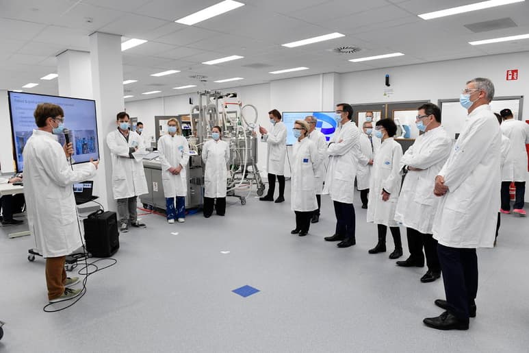 Pfizer, la farmacéutica con resultados más optimistas en el diseño de la vacuna contra el COVID-19, con una efectividad de hasta el 95%, trabaja en el diseño de un medicamento oral para inhibir los síntomas graves de la enfermedad, el cual tendría que ser ingerido durante las primeras fases de la infección. Los representantes de la empresa biotecnológica creen que el fármaco estará listo para comercializarse antes de la llegada del 2022. (ARCHIVO)