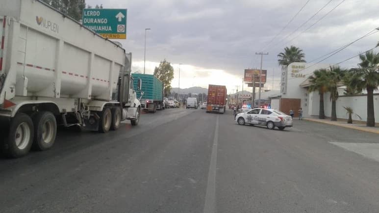 Para exigir el servicio de agua potable, vecinos de la colonia Ampliación San Antonio, bloquearon el bulevar Ejército Mexicano de Gómez Palacio. (EL SIGLO DE TORREÓN)