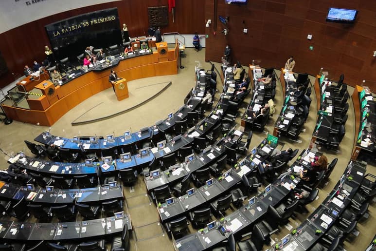 Entre acusaciones de la oposición de que el Poder Ejecutivo configura un nuevo intento por controlar al Judicial, el Senado de la República aprobó la nueva Ley Federal de Remuneraciones de los Servidores Públicos para que ningún funcionario federal, de los poderes Legislativo y Judicial, ni de los órganos autónomos pueda ganar más que el Presidente de la República. (ARCHIVO)