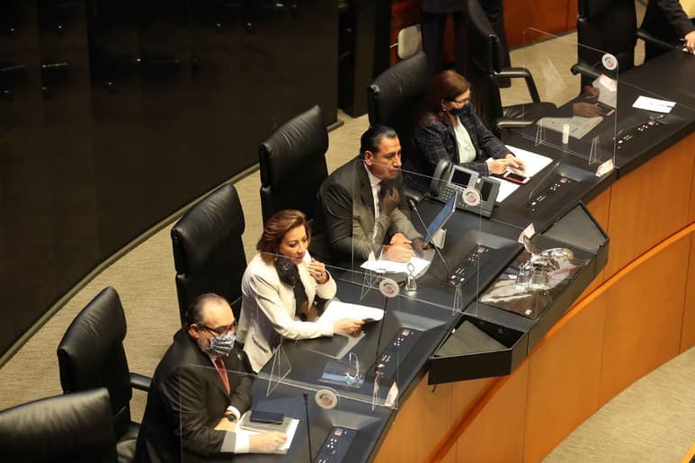 Luego de que el Tribunal Electoral del Poder Judicial de la Federación ratificara la decisión del INE de retirar definitivamente su candidatura a la gubernatura de Guerrero, Félix Salgado Macedonio está en libertad de regresar al Senado de la República si es que así lo decide, señaló el presidente de la Mesa Directiva de este órgano legislativo, Eduardo Ramírez. (ARCHIVO)