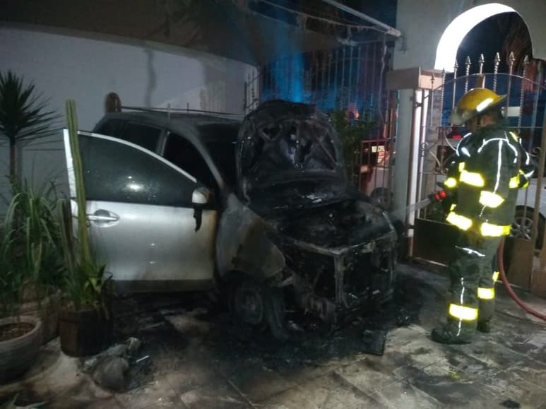 De inmediato se abocaron a sofocar el fuego, antes de que se extendiera al resto del vehículo. (EL SIGLO DE TORREÓN)