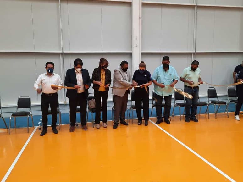 Se realizó el tradicional y simbólico corte de listón, para declarar abiertas las instalaciones del nuevo gimnasio de la ELEF. (ESPECIAL)