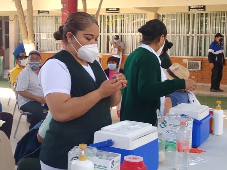 La aplicación de la segunda dosis de vacunación solo será el jueves 29 de abril por cuestiones de logística. (EL SIGLO DE TORREÓN)