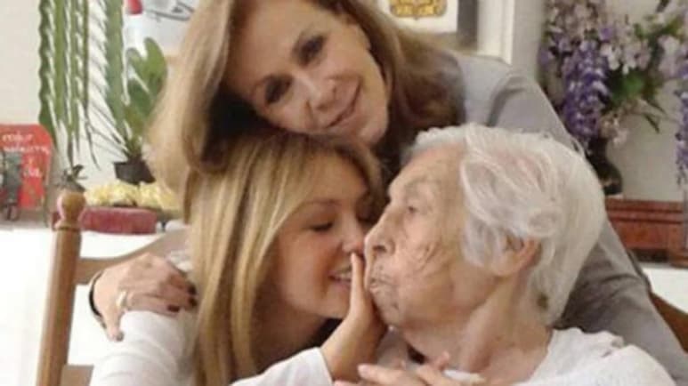 Doña Eva Mange, abuelita de Laura Zapata y Thalía, ya salió del hospital tras seis días de estar internada, desde ayer se encuentra en casa, así lo informó la actriz a través de sus redes sociales. (ESPECIAL)