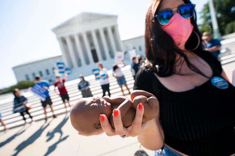 El gobernador republicano de Arizona, Doug Ducey, firmó una polémica ley contra el aborto que convierte en delito la interrupción del embarazo si se basa en condiciones genéticas como síndrome de Down o fibrosis quística, a menos que haya riesgo mortal para la madre. (ARCHIVO) 