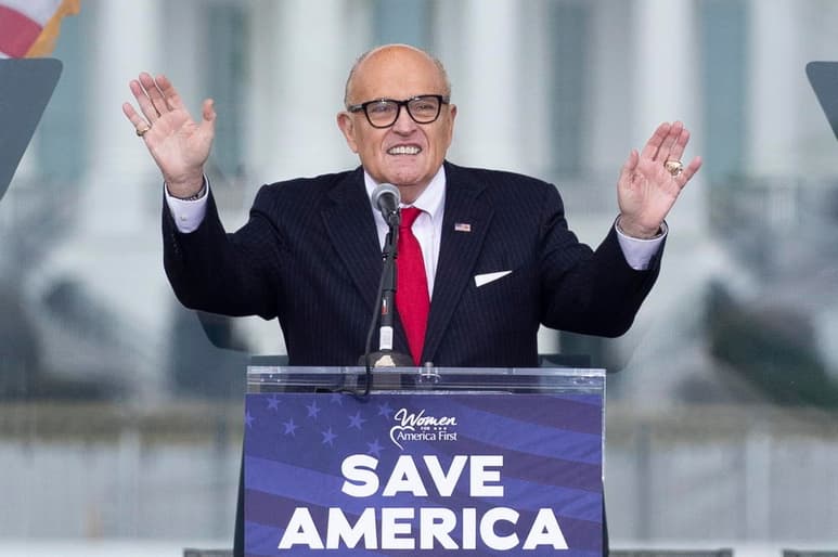 La policía federal de Nueva York registró este miércoles el apartamento del exalcalde de Nueva York y abogado personal del expresidente Donald Trump, Rudy Giuliani, y se incautó de dispositivos electrónicos, incluido su teléfono móvil, informaron los medios locales. (ARCHIVO)