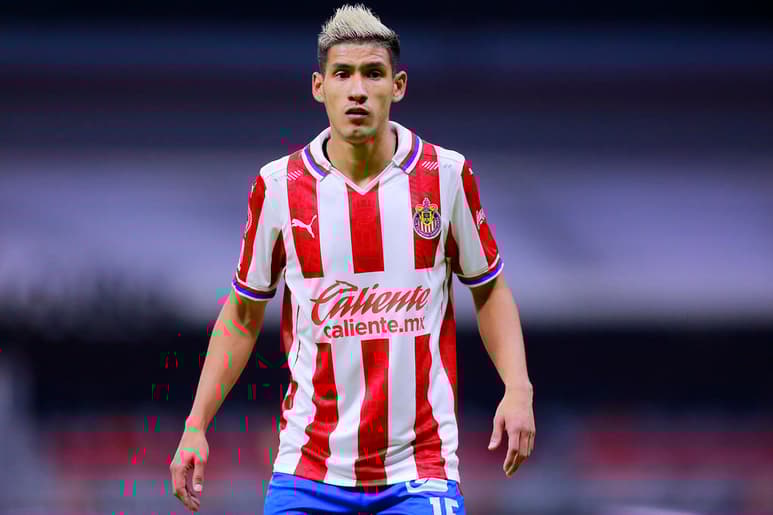 Las Chivas no viven su mejor momento, uno de los objetivos de la directiva del Guadalajara es el buscar a un defensa central, pero esto no sería posible a través de la compra de nuevos refuerzos, ya que el cuadro acumula deudas con Santos Laguna, Necaxa y Manchester City. (JAM MEDIA)