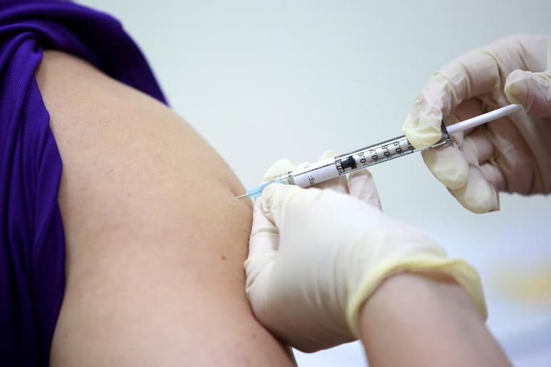 La tercera vacuna contra la COVID-19 registrada en Rusia, la CoviVac, ha remitido a la Organización Mundial de la Salud (OMS) un paquete de documentos para su evaluación y aprobación por parte del organismo internacional, informó este miércoles el Centro ruso Chumakov, desarrollador del fármaco. (ARCHIVO)