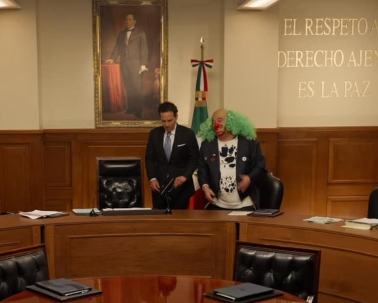 Mientras Brozo soñaba que se reunía con Francisco I. Madero y con Porfirio Díaz para hablar del 'secuestro' de la Suprema Corte de Justicia de la Nación (SCJN), del Congreso 'dando las nalgas' y de una 'borrachera de poder' del presidente Andrés Manuel López Obrador, el payaso tenebroso se encontró en el periodista Carlos Loret de Mola en el máximo órgano judicial. (Especial)