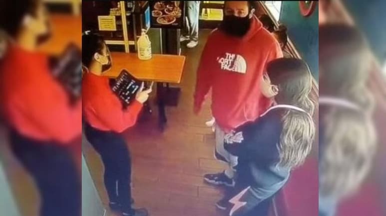 Una mesera del popular restaurante estadounidense IHOP se volvió viral en redes sociales luego de compartir la “bochornosa” experiencia que vivió frente al famoso actor de Hollywood, Adam Sandler. (ESPECIAL) 