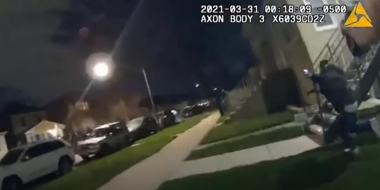Un hombre de 22 años de Chicago que huía de la policía pareció arrojar un arma cuando un agente le disparó fatalmente por la espalda a fines del mes pasado, según un video difundido el miércoles. (EFE)