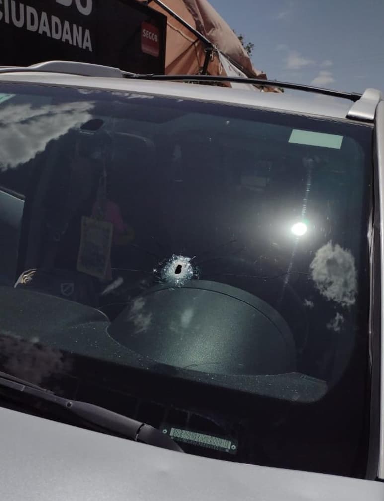 Los hechos se registraron minutos después de las 14:00 horas de este miércoles, cuando la víctima arribó al lugar a bordo de una camioneta Chevrolet Equinox de color gris y solicitó ayuda a los elementos.
(EL SIGLO DE TORREÓN)