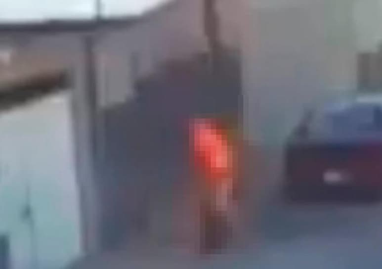 Un hombre roció con combustible a una indigente que estaba sentada en la banqueta y le prendió fuego, luego huyó en una bicicleta mientras la mujer ardía en llamas, en la colonia Arboledas de Camargo, en Celaya. (Especial)