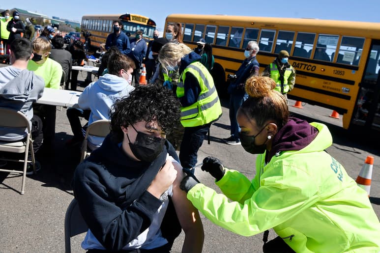 California, Nueva York, Virginia Occidental, Mississippi y Maine también han puesto fin a la exención de vacunas por religión. (AP) 