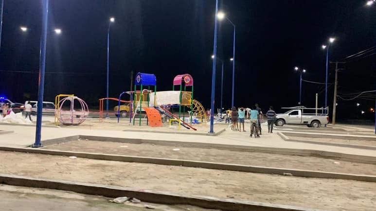 La obra contempla una cancha de usos múltiples, pintura, alumbrado, arbotantes y lámparas led, entre otros. (EL SIGLO DE TORREÓN)