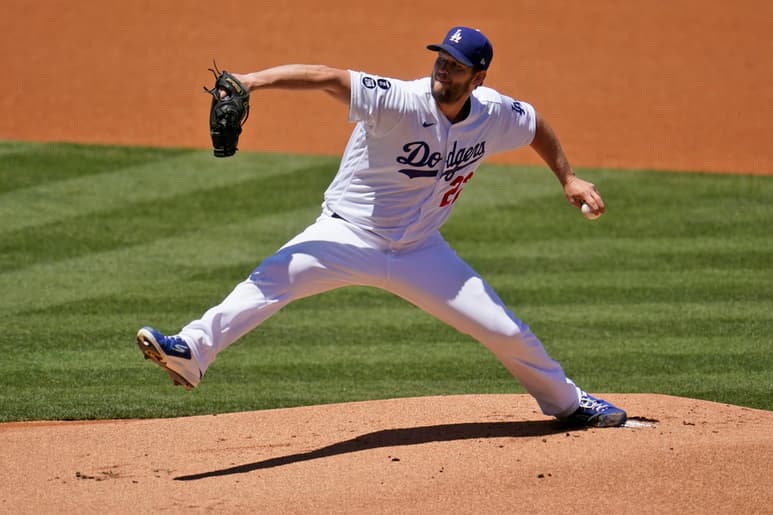 Clayton Kershaw lució intratable en la lomita y logró su cuarta victoria de la temporada. (AP)