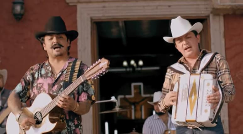 Los Dos Carnales siguen sacando melodías.