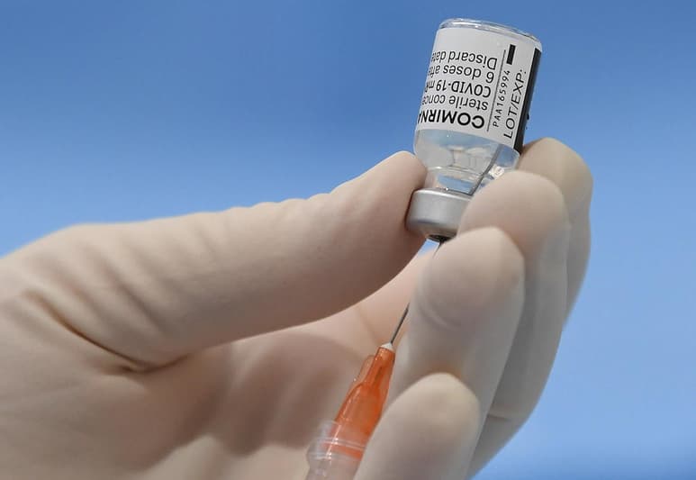 La Agencia Europea del Medicamento (EMA) vigila “de cerca” once casos de coagulación sanguínea notificados tras la vacunación con Pfizer y dos con Moderna, aunque no hay señal de alarma de momento porque estas cifras son “extremadamente bajas y no generan preocupación”, aseguró a Efe una fuente del regulador. (ARCHIVO)
