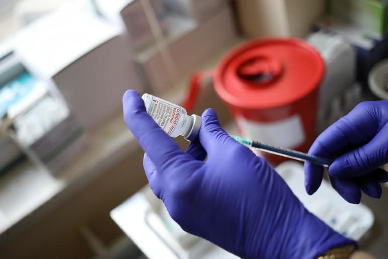La biotecnológica estadounidense Moderna anunció este jueves que hará inversiones en Europa y EUA para incrementar su suministro global de vacunas hasta 3,000 millones de dosis el año que viene y elevó sus previsiones de producción para 2021 a entre 800 y 1,000 millones de dosis. (ARCHIVO)